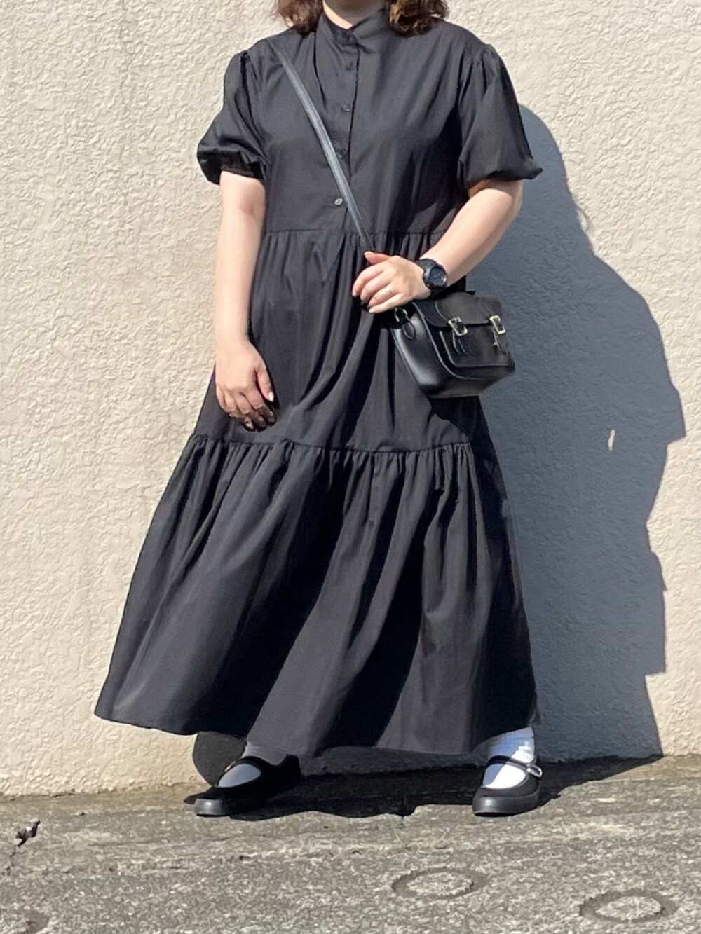 ブラック系のワンピース、ブラック系のバレエシューズを着用したレディースの夏コーディネートの2枚目の写真