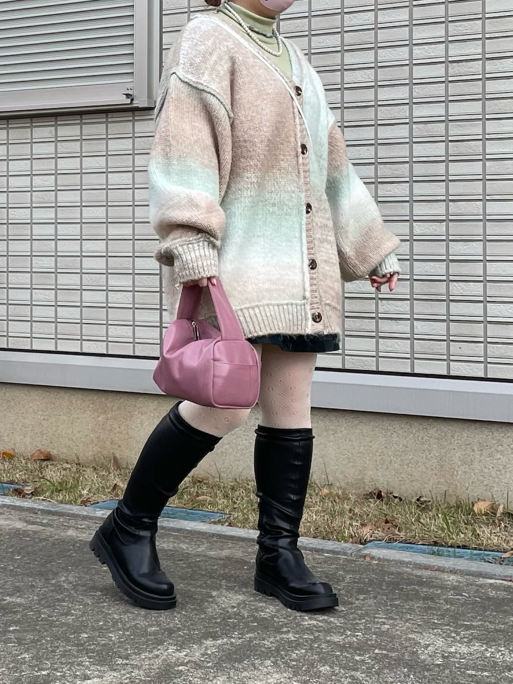 「グラデーション、グラデーションニット、タートルネック、カーディガン、ロングブーツ、Kastane、ニット、秋冬コーデ、きれいめカジュアル、休日スタイル、低身長、poppy、poppy tokyo」｜「Kastaneの【2022AWアイテム】グラデーションニットカーディガン（カーディガン/ボレロ、グリーン系）」を使った、maru☺︎さん（レディース・153cm）の冬コーディネートの3枚目の写真