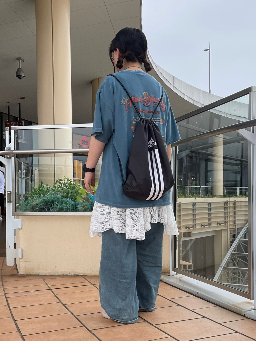 ブルー系のTシャツ/カットソー、ブルー系のデニムパンツ、ベージュ系のサンダルを着用したレディースの夏コーディネートの3枚目の写真