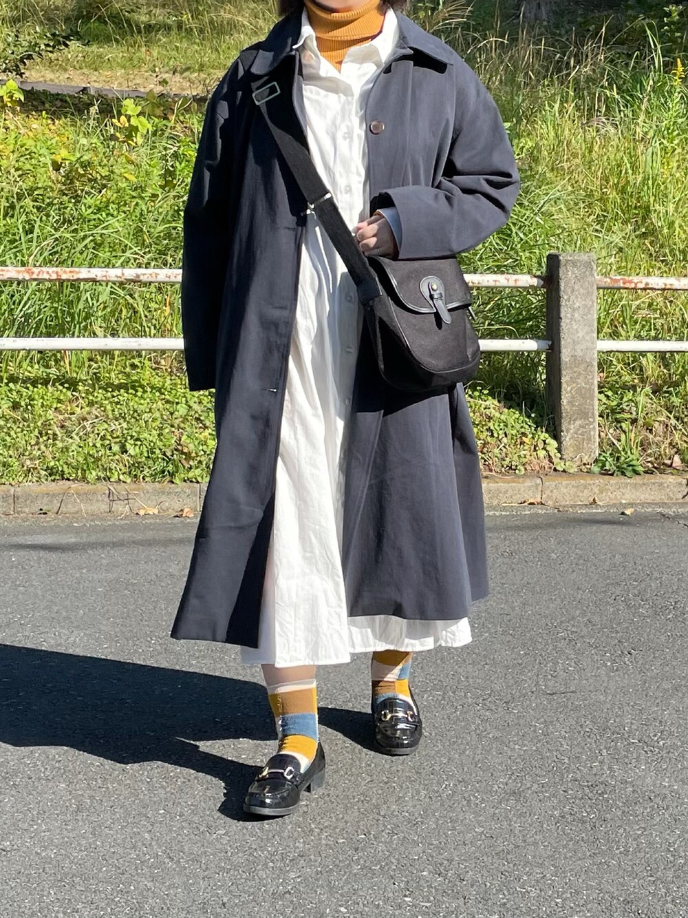 「イエロー、ステンカラーコート、ローファー、ハイネック、モノトーン、タートルネック、休日スタイル、プチプラ、シャツワンピ、きれいめカジュアル、ロングワンピース、シンプルコーデ、シャツスタイル、モノトーンコーデ、低身長」｜「apres jour mignonのシャツワンピース 【ZOZOTOWN限定アイテム】（ワンピース、ホワイト系）」を使った、maru☺︎さん（レディース・153cm）の秋コーディネートの2枚目の写真