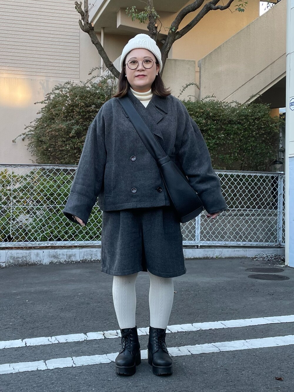 ブラック系のテーラードジャケット、ブラック系のその他パンツ、ブラック系のショルダーバッグを着用したレディースの冬コーディネートの3枚目の写真