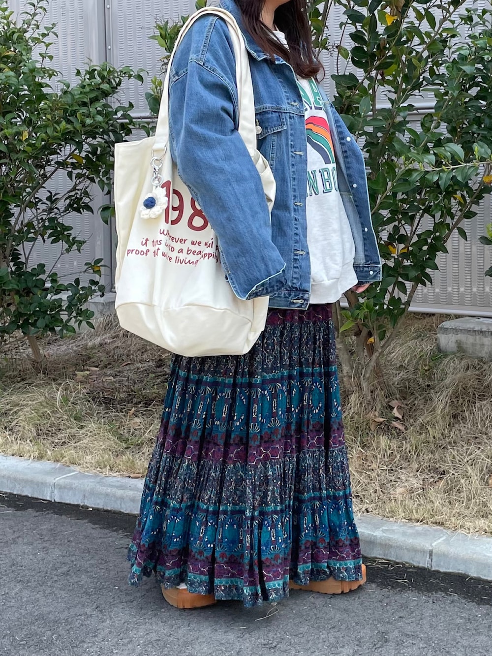 「春めき満開コーデ、ジャケット、春色、古着MIX、古着、トートバッグ、メガネ女子、スニーカー、厚底シューズ、ロングスカート、きれいめカジュアル、休日スタイル、春コーデ」｜「古着のアイテム（ニットキャップ/ビーニー、グリーン系）」を使った、maru☺︎さん（レディース・153cm）の春コーディネートの2枚目の写真