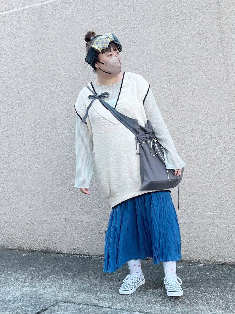 ホワイト系のベスト、その他のシャツ/ブラウス、グレー系のスニーカーを着用したレディースの夏コーディネートの2枚目の写真