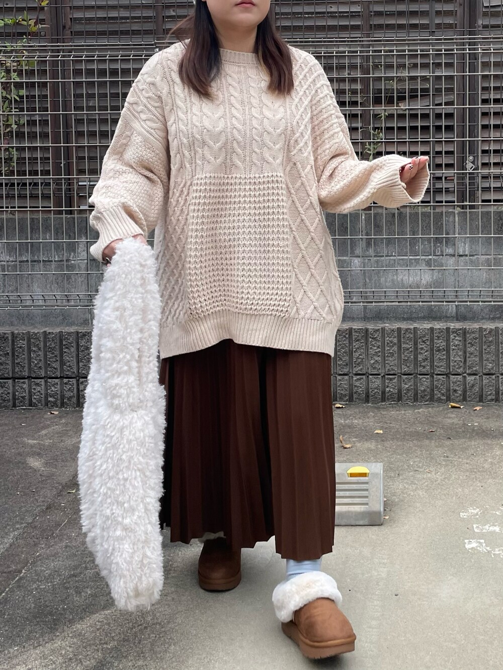 「ブラウン、ニット帽、ニット、ムートンブーツ、ファー、メガネ女子、淡色コーデ、プチプラ、プチプラコーデ、きれいめカジュアル、休日スタイル、お出かけコーデ、淡色女子」｜「DHOLIC STYLEのアイテム（ニットキャップ/ビーニー、ホワイト系）」を使った、maru☺︎さん（レディース・153cm）の秋コーディネートの2枚目の写真