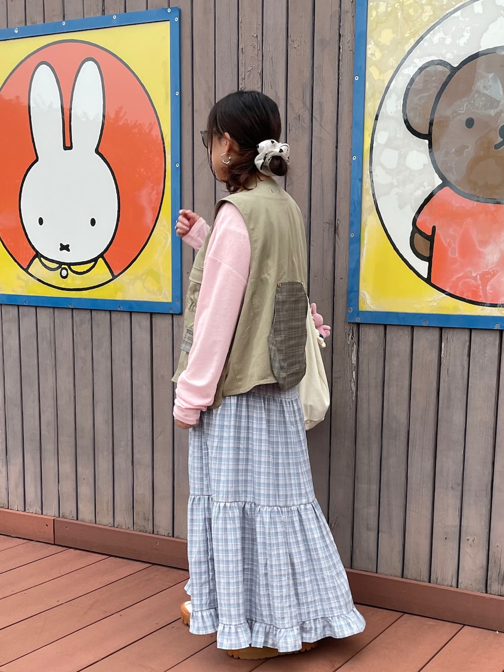 「古着MIX、春コーデ、ベスト、スニーカー、厚底シューズ、トートバッグ、メガネ女子、サングラス、きれいめカジュアル、休日スタイル、お出かけコーデ、チェック、プチプラ」｜「select MOCAのスラブシアークルーネックトップス（Tシャツ/カットソー、ピンク系）」を使った、maru☺︎さん（レディース・153cm）の春コーディネートの2枚目の写真