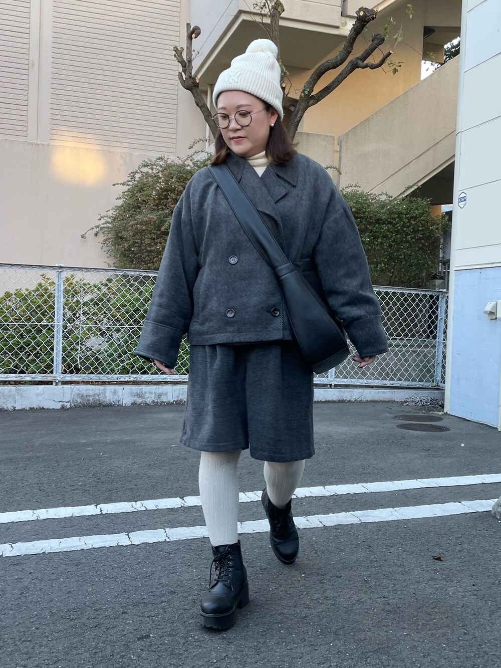 ブラック系のテーラードジャケット、ブラック系のその他パンツ、ブラック系のショルダーバッグを着用したレディースの冬コーディネートの2枚目の写真