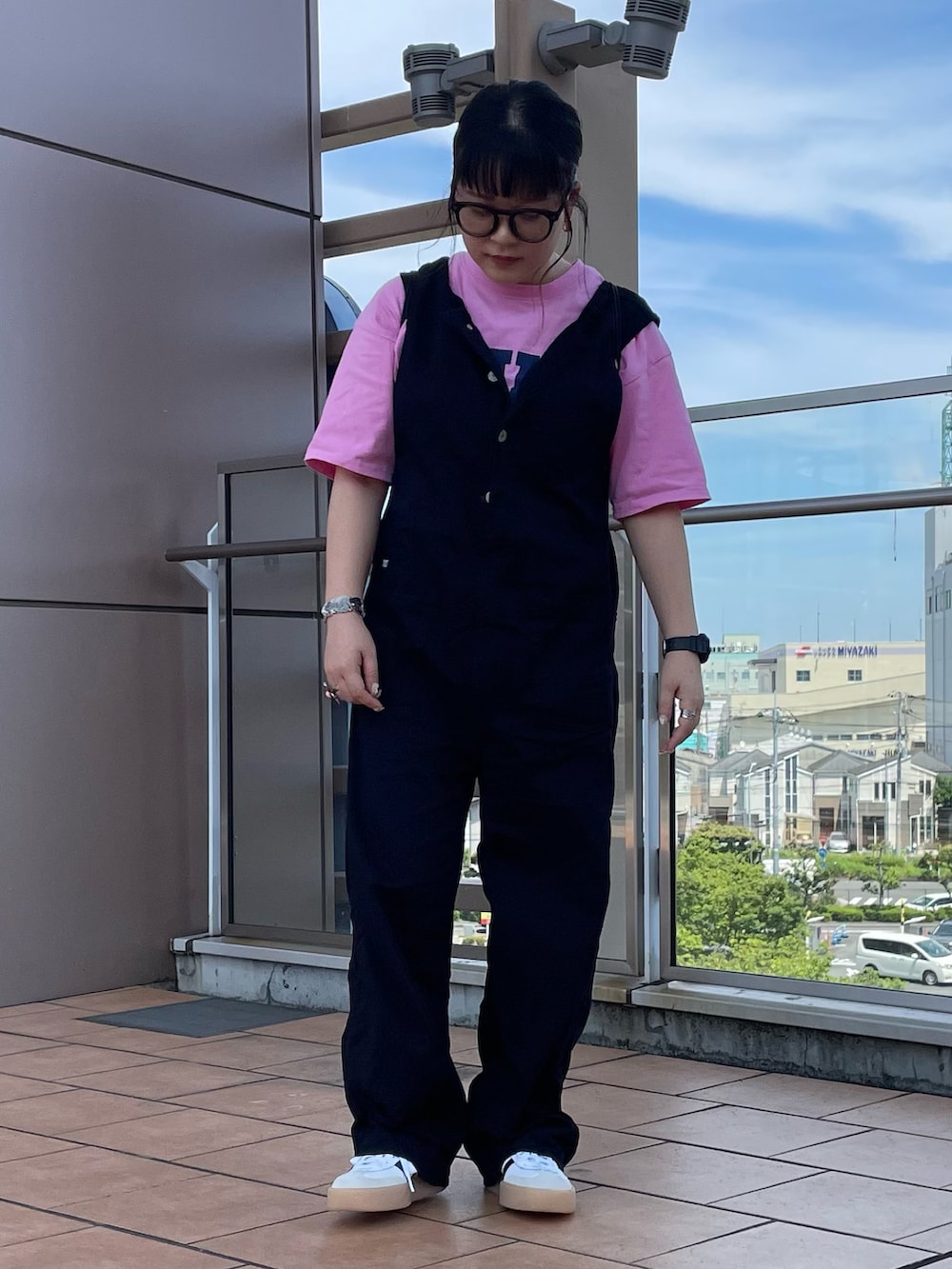 「休日スタイル、きれいめカジュアル、サロペット、オーバーオール、adidas、Tシャツ、メガネ女子、低身長コーデ、お出かけコーデ、楽チンコーデ、夏コーデ」｜「FREAK'S STOREのSOMETHING × FREAK'S STORE/サムシング 別注Buttonfly Salopette/別注ボタンフライサロペット(デニムオールインワン)（サロペット/オーバーオール、ブラック系）」を使った、maru☺︎さん（レディース・153cm）の夏コーディネートの2枚目の写真