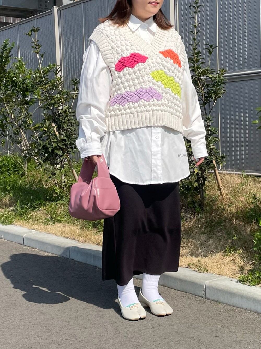 ホワイト系のベスト、ホワイト系のシャツ/ブラウス、ピンク系のボストンバッグを着用したレディースの春コーディネートの2枚目の写真