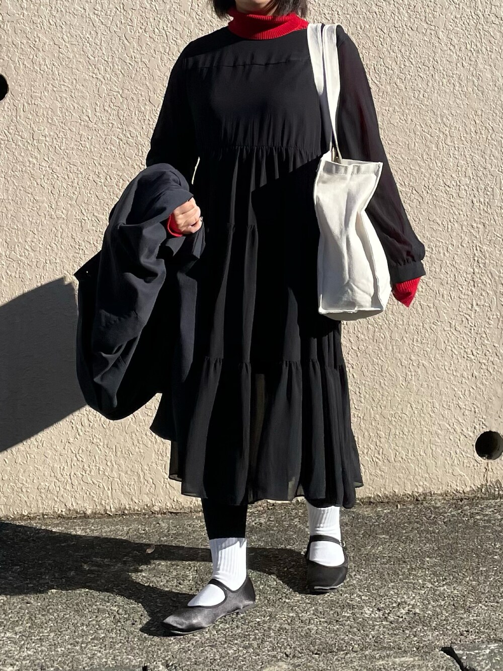 「クリスマスに着たい服、ティアード、ティアードワンピース、タートルネック、カラーニット、ステンカラーコート、モノトーン、モノトーンコーデ、カンフーシューズ、休日スタイル、きれいめカジュアル、低身長、マイベストコーデ2021、ロングワンピース、プチプラ」｜「sakishimatokyoの【ZOZO限定】サキシマamp「ティアードロングタケボリューム袖ワンピース」（ワンピース、ブラック系）」を使った、maru☺︎さん（レディース・153cm）の冬コーディネートの2枚目の写真