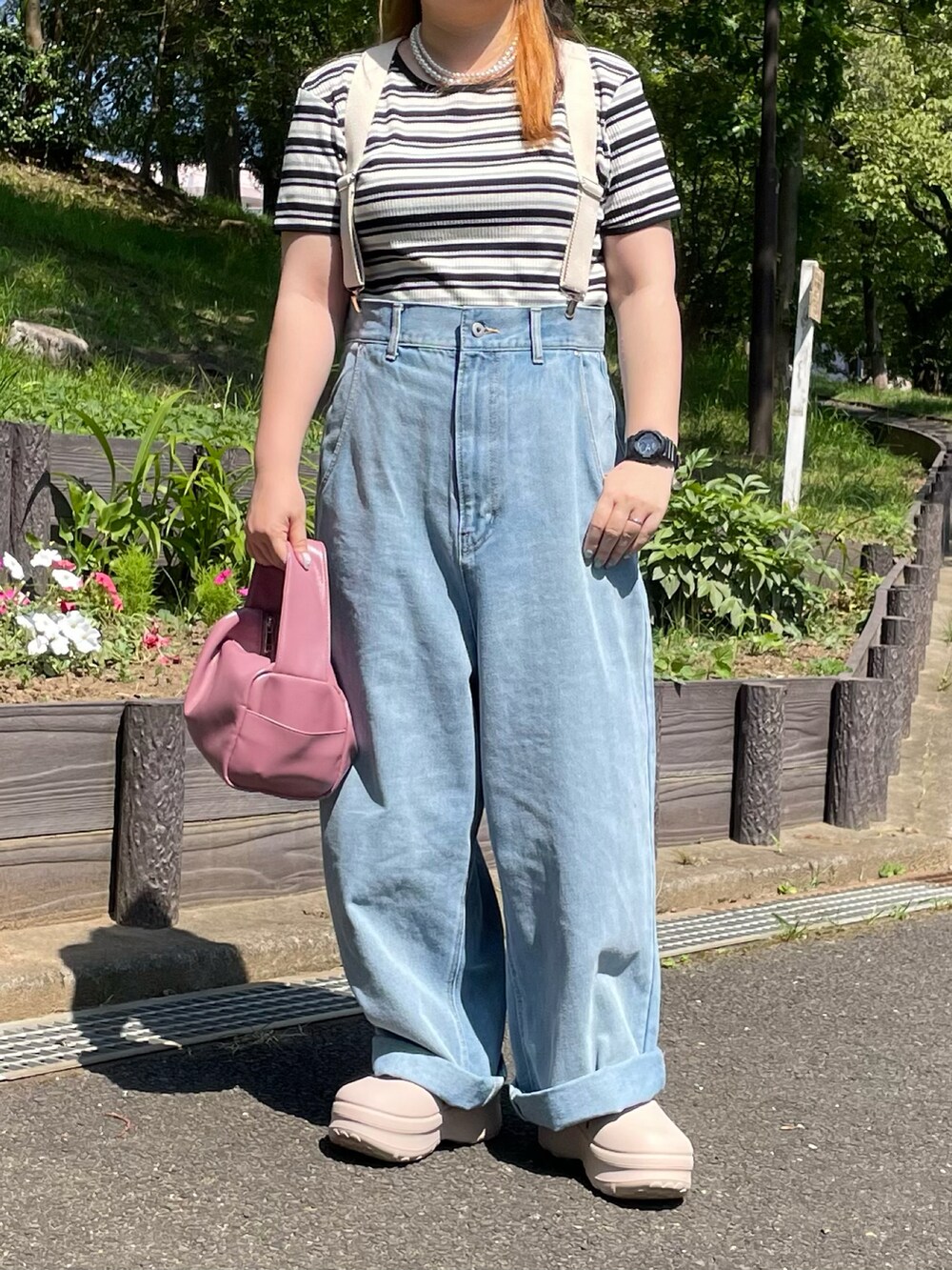 ピンク系のボストンバッグ、ベージュ系のサンダルを着用したレディースの夏コーディネートの3枚目の写真