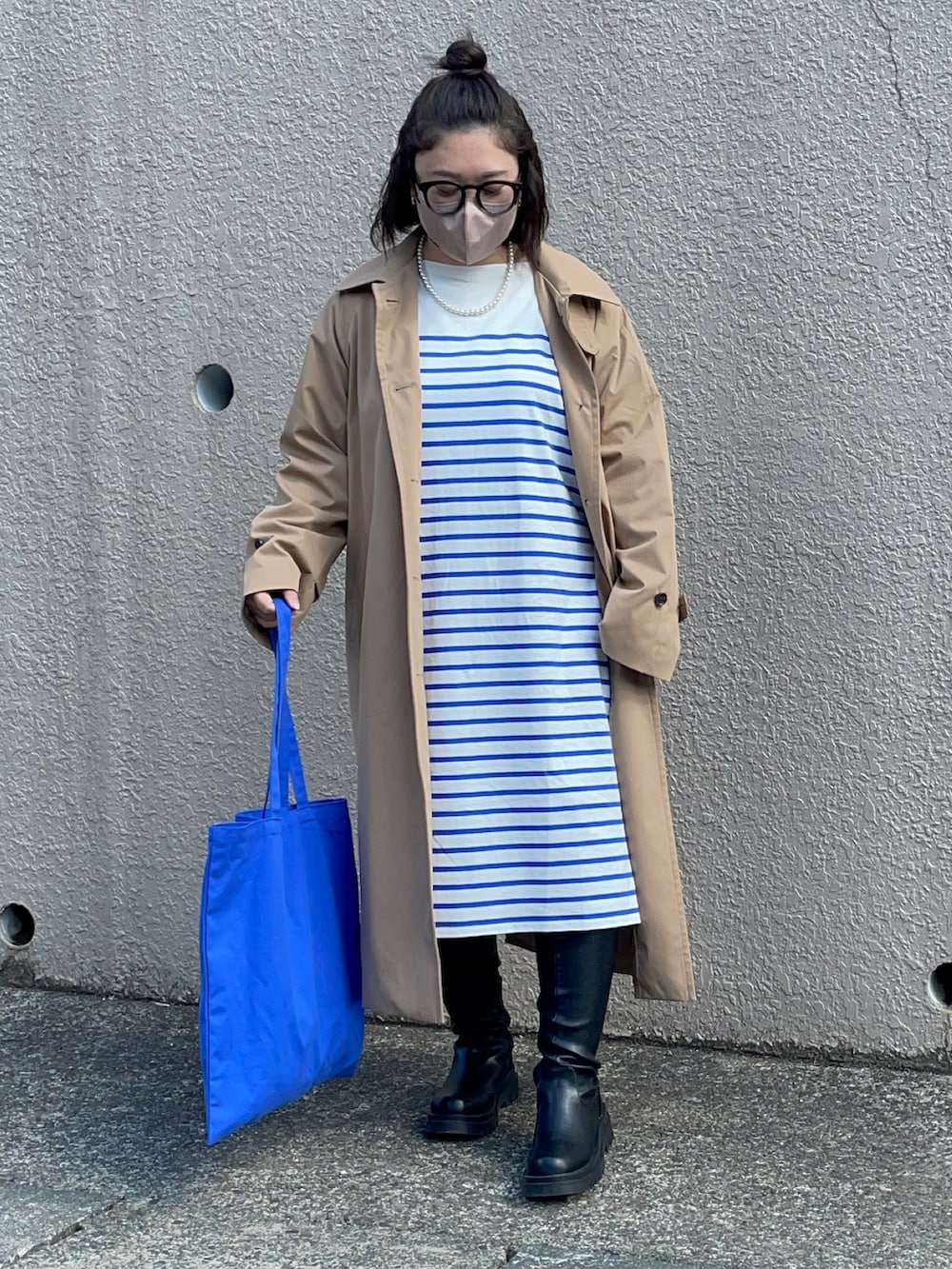 「カジュアルコーデ、ステンカラーコート、ボーダー、トートバッグ、ロングブーツ、ブルー、UNIQLO、ユニクロ、GU、プチプラ、プチプラコーデ、低身長、メガネ女子、春コーデ、春アウター」｜「UNIQLOのアイテム（ワンピース/ドレス、ホワイト系）」を使った、maru☺︎さん（レディース・153cm）の春コーディネートの2枚目の写真