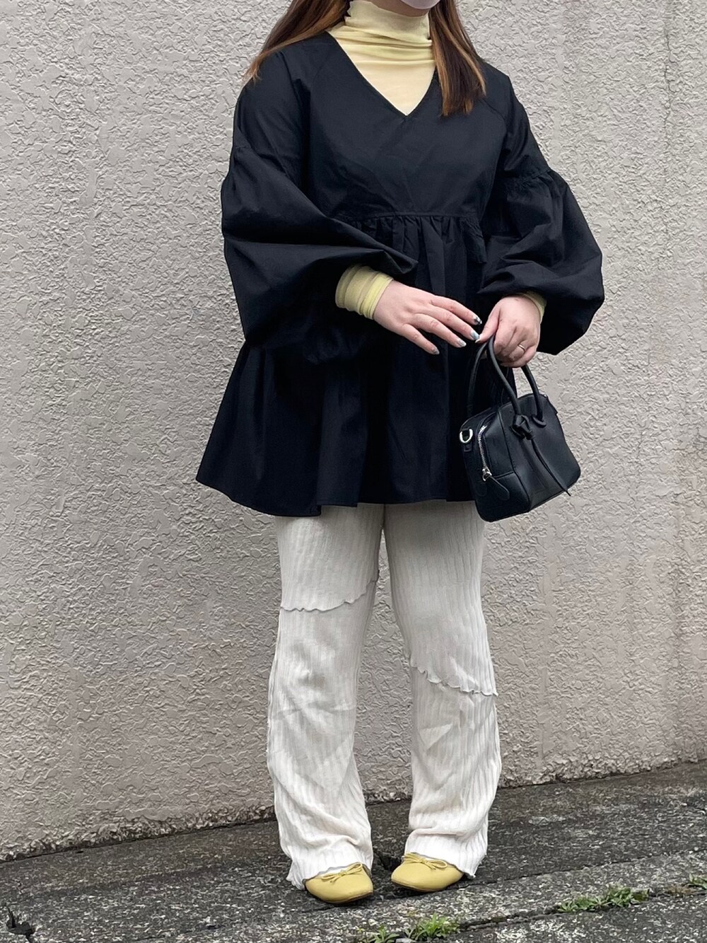 ブラック系のシャツ/ブラウス、ホワイト系のその他パンツ、イエロー系のバレエシューズを着用したレディースの春コーディネートの2枚目の写真