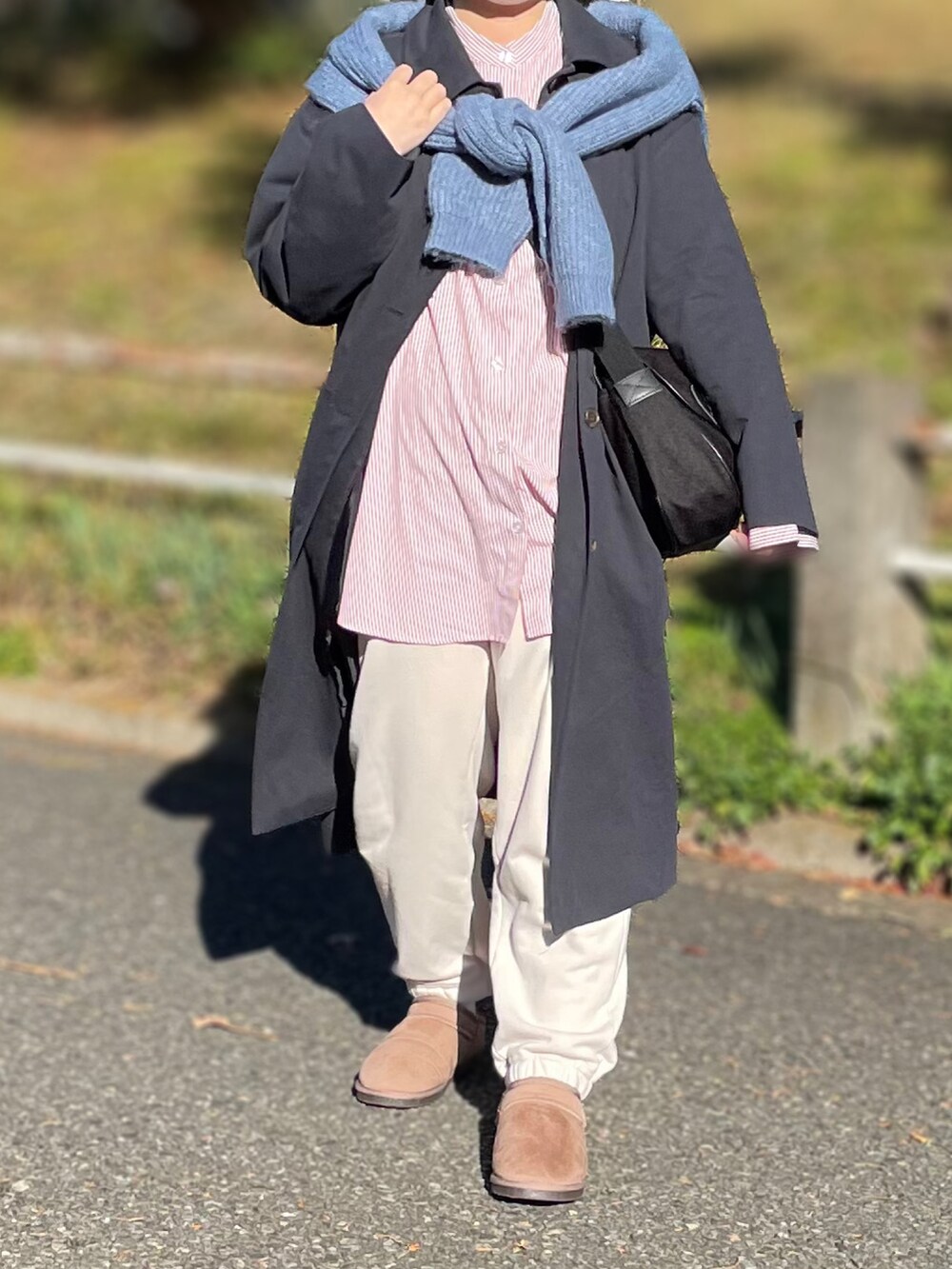 レッド系のシャツ/ブラウス、ブルー系のニット/セーター、ホワイト系のスウェットパンツを着用したレディースの冬コーディネートの2枚目の写真