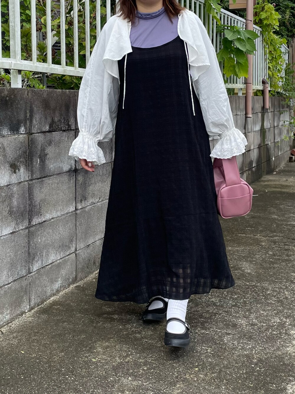 ピンク系のボストンバッグ、ブラック系のバレエシューズ、ホワイト系のシャツ/ブラウスを着用したレディースの秋コーディネートの2枚目の写真