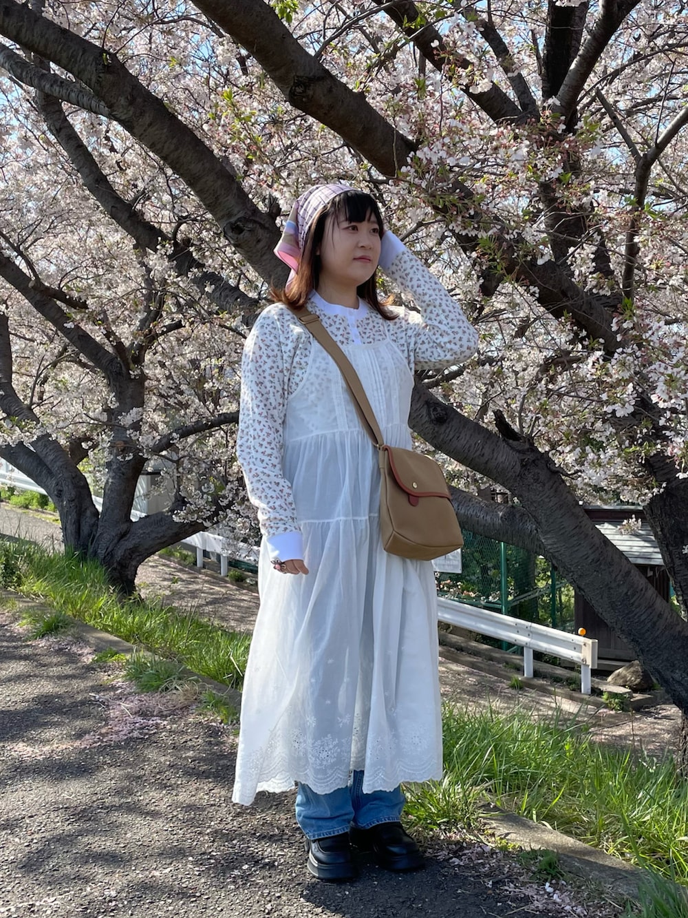 ホワイト系のTシャツ/カットソー、ホワイト系のワンピース、ベージュ系のショルダーバッグを着用したレディースの春コーディネートの2枚目の写真