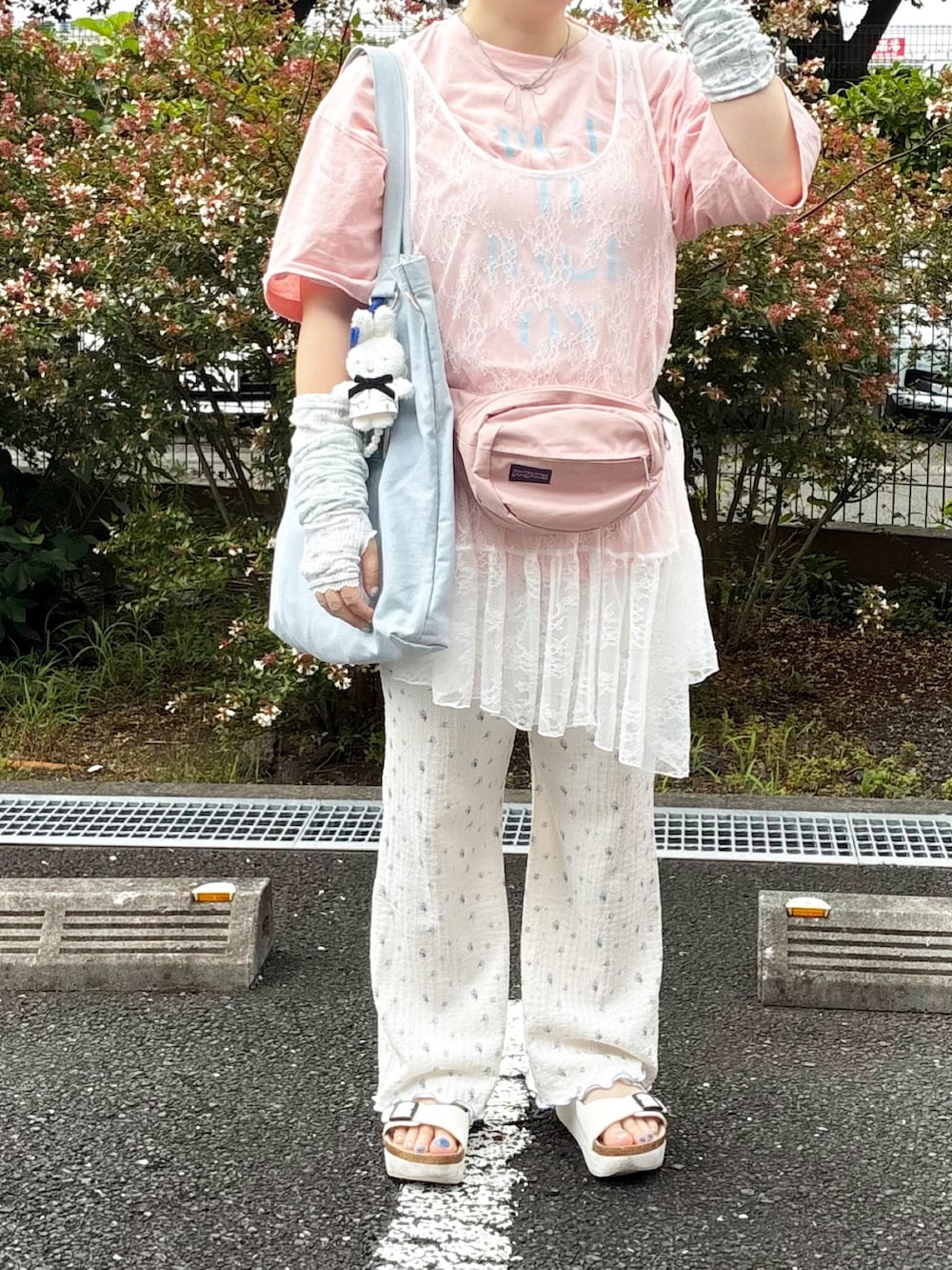 ピンク系のTシャツ/カットソー、ピンク系のボディバッグ/ウエストポーチ、ブルー系のトートバッグを着用したレディースの夏コーディネートの2枚目の写真