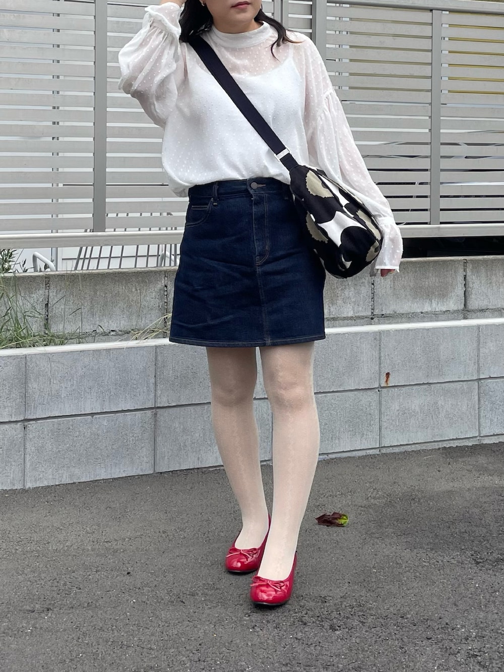 「秋っぽコーデ更新中、ミニスカート、デニム、メガネ女子、marimekko、モノトーン、プチプラ、パンプス、ショルダーバッグ、赤、きれいめカジュアル、休日スタイル、GU」｜「GUのアイテム（デニムスカート、ブルー系）」を使った、maru☺︎さん（レディース・153cm）の秋コーディネートの2枚目の写真