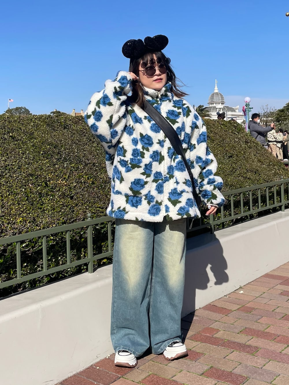 「ディズニーコーデ、shein、jouetie、デニム、スニーカー、ショルダーバッグ、カラーレンズ、花柄、春コーデ、春アウター、きれいめカジュアル、休日スタイル、低身長、converse、お出かけコーデ」｜「jouetieのパターンボアジャケット（ブルゾン、ホワイト系）」を使った、maru☺︎さん（レディース・153cm）の冬コーディネートの2枚目の写真