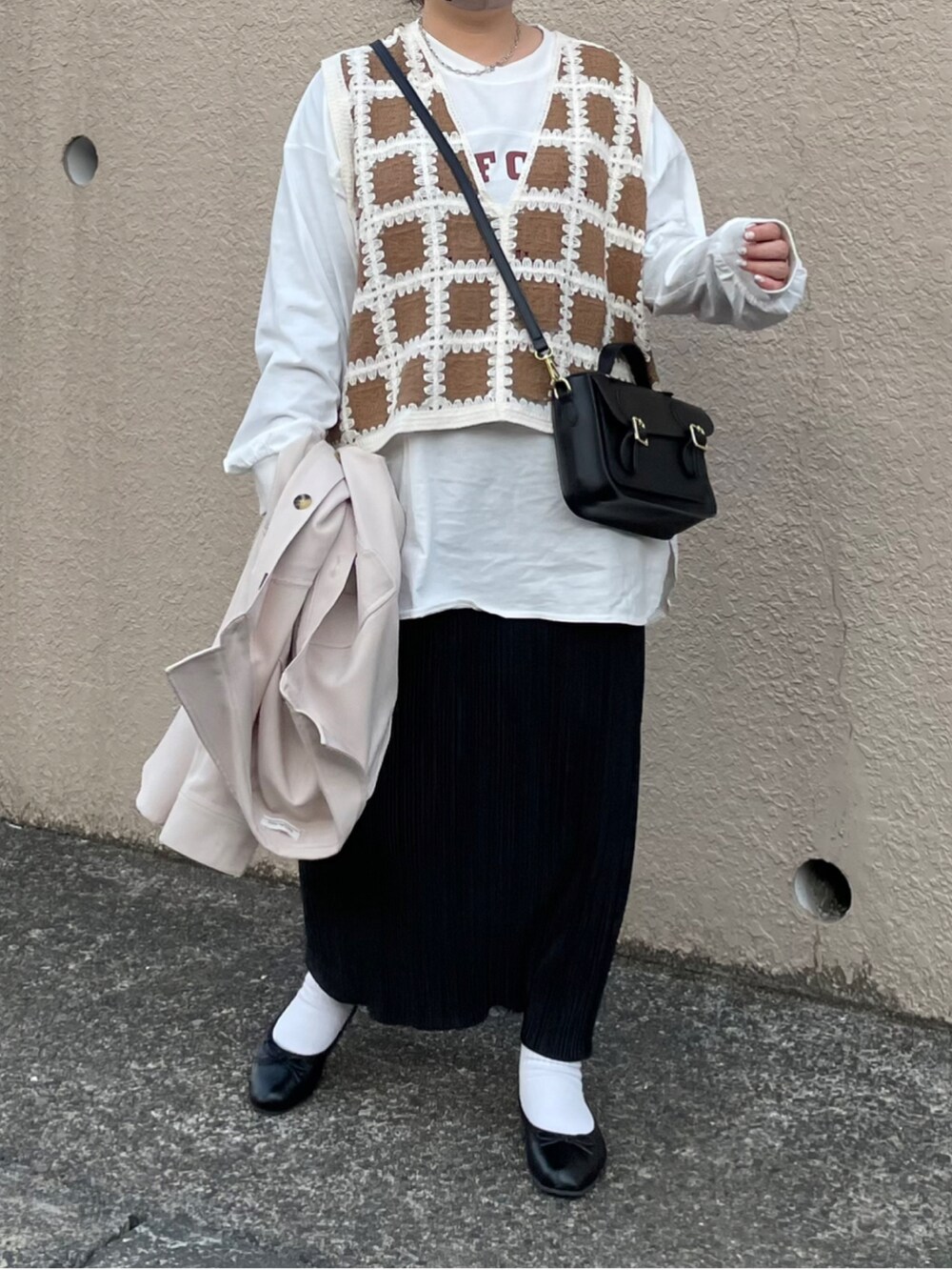 ベージュ系のジャケット/アウター、ベージュ系のベスト、ブラック系のバッグを着用したレディースの春コーディネートの2枚目の写真