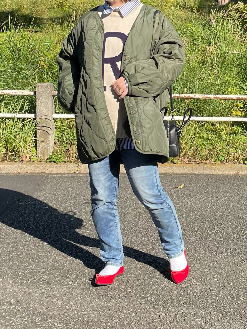 「シンプル、キルティング、赤、ストライプ、dholic、レイヤードスタイル、休日スタイル、バレエシューズ、ロゴニット、白ニット、きれいめカジュアル、キルティングジャケット、低身長、秋冬コーデ、wearhalloween2021」｜「DHOLICのアイテム（ニット/セーター、ホワイト系）」を使った、maru☺︎さん（レディース・153cm）の秋コーディネートの3枚目の写真
