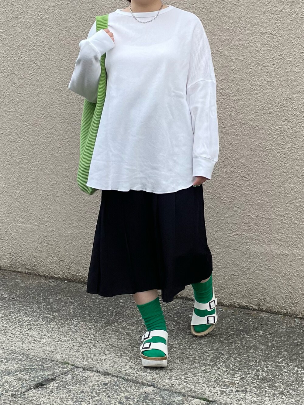 ホワイト系のサンダルを着用したレディースの春コーディネートの3枚目の写真