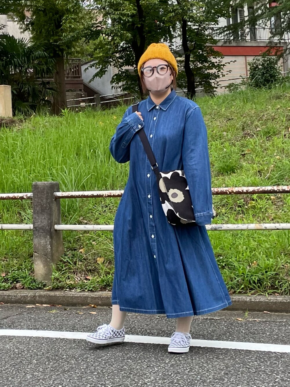 グレー系のスニーカー、イエロー系のニットキャップ/ビーニーを着用したレディースの秋コーディネートの3枚目の写真