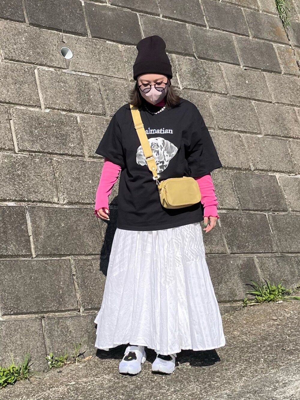 「ごきげんウィーク、休日スタイル、ラクチンコーデ、サングラス、ニット帽、レイヤードスタイル、ピンク、ゆるコーデ、春夏コーデ、春コーデ、エアリフト、NIKE、低身長、ロングスカート、メガネ女子」｜「CANAL JEANのEl mar(エルマール) アクリルカラーニット帽（ニットキャップ/ビーニー、ブラック系）」を使った、maru☺︎さん（レディース・153cm）の春コーディネートの2枚目の写真