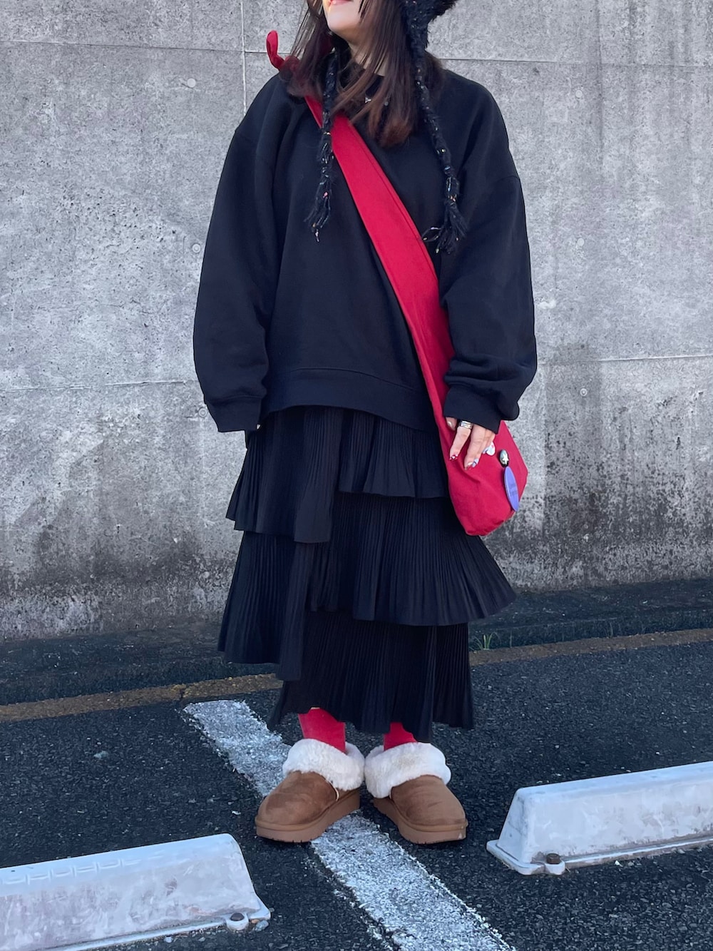 レッド系のショルダーバッグ、ベージュ系のシューズを着用したレディースの冬コーディネートの3枚目の写真