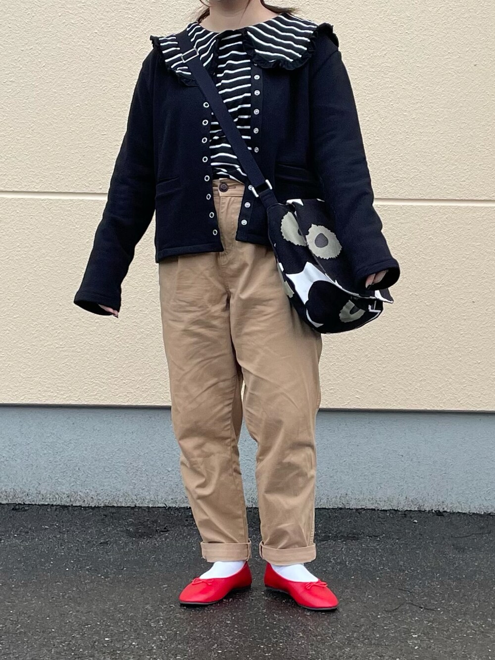 その他のTシャツ/カットソー、ブラック系のカーディガン/ボレロ、レッド系のバレエシューズを着用したレディースの秋コーディネートの3枚目の写真