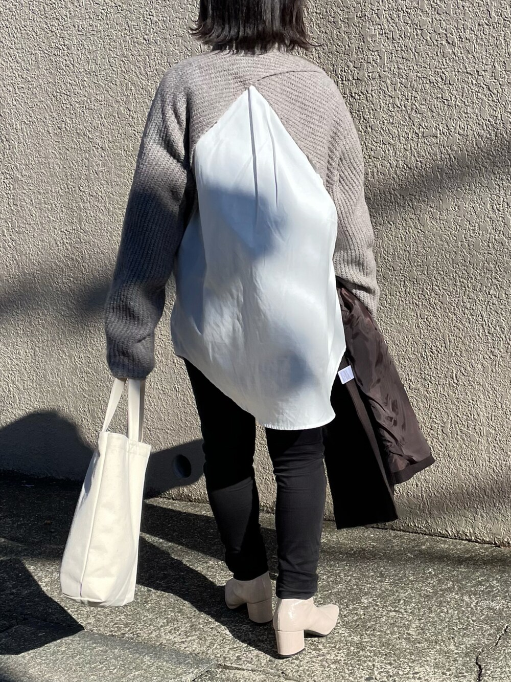 ホワイト系のシャツ/ブラウス、ブラック系のその他パンツ、ホワイト系のブーツを着用したレディースの冬コーディネートの2枚目の写真