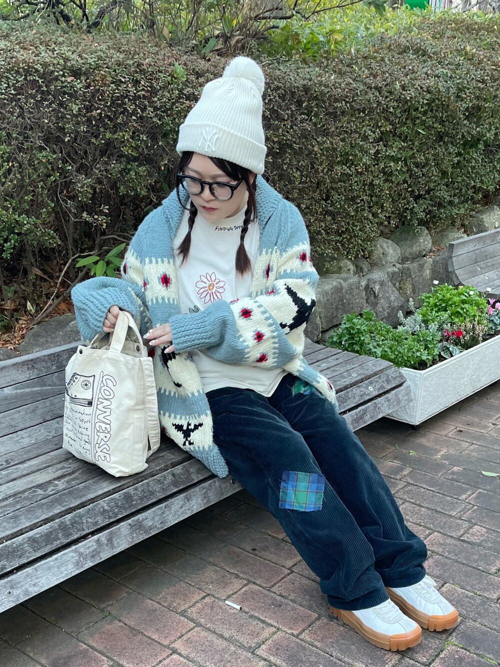 「チェックパンツ、ニット、ニット帽、古着MIX、古着、厚底シューズ、スニーカー、コーデュロイパンツ、トートバッグ、メガネ女子、きれいめカジュアル、休日スタイル、お出かけコーデ」｜「NEW ERAの【NEW ERA(ニューエラ)】RIB PON KNIT（ニットキャップ/ビーニー、ホワイト系）」を使った、maru☺︎さん（レディース・153cm）の冬コーディネートの2枚目の写真