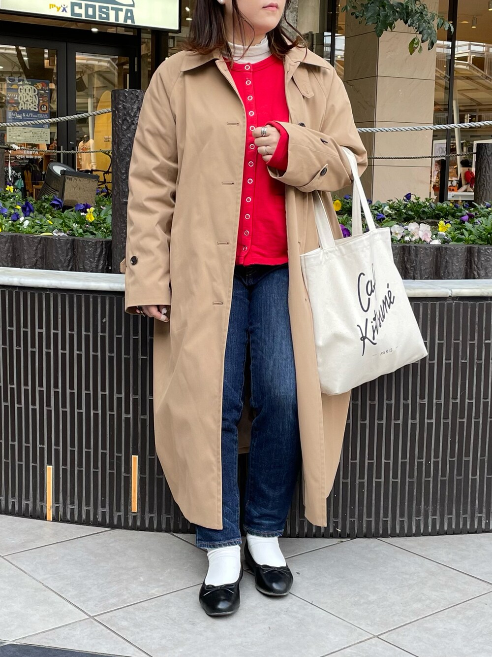 「春のおしゃ見えテクニック、ステンカラーコート、春コーデ、春アウター、GU、MAISON KITSUNE、トートバッグ、古着MIX、メガネ女子、デニム、きれいめカジュアル、休日スタイル、低身長、お出かけコーデ」｜「GUのアイテム（ステンカラーコート、ベージュ系）」を使った、maru☺︎さん（レディース・153cm）の春コーディネートの2枚目の写真