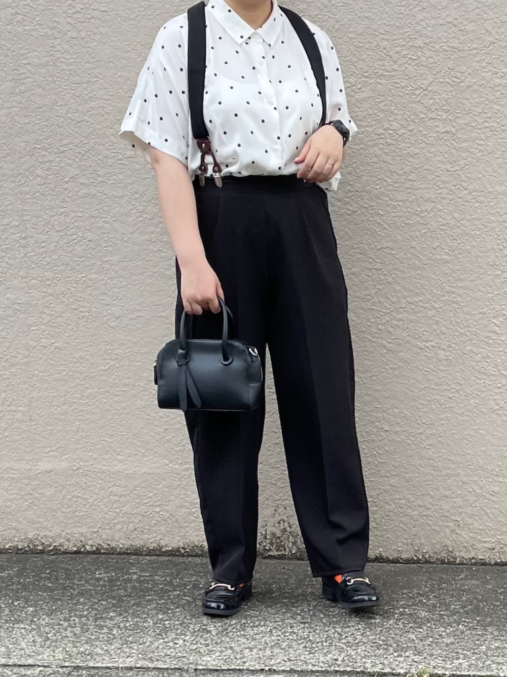 ブラック系のその他パンツ、ブラック系のボストンバッグ、ブラック系のローファーを着用したレディースの夏コーディネートの2枚目の写真