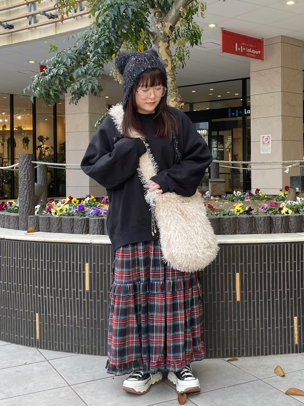 「クリスマスに着たい服、マイベストコーデ2024、モノトーン、ショルダーバッグ、ニット帽、メガネ女子、厚底シューズ、shein、converse、スウェット、チェック、ロングスカート、きれいめカジュアル、休日スタイル、お出かけコーデ」｜「WCの【EC限定】チェックティアードロングスカート（スカート、ブラック系）」を使った、maru☺︎さん（レディース・153cm）の冬コーディネートの2枚目の写真