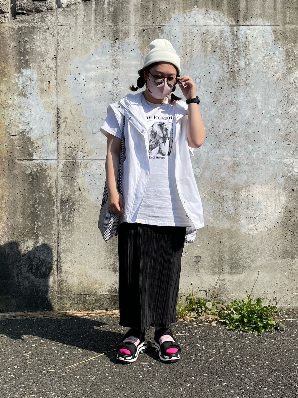 「ごきげんウィーク、大人カジュアル、夏コーデ、カジュアルコーデ、ベスト、モノトーン、モノトーンコーデ、グラフィックＴ、ニット帽、サングラス、メガネ女子、カラーソックス、春夏コーデ、低身長、ピンク」｜「DISCOATの2WAYモンスターパーカー（ブルゾン、ホワイト系）」を使った、maru☺︎さん（レディース・153cm）の春コーディネートの2枚目の写真
