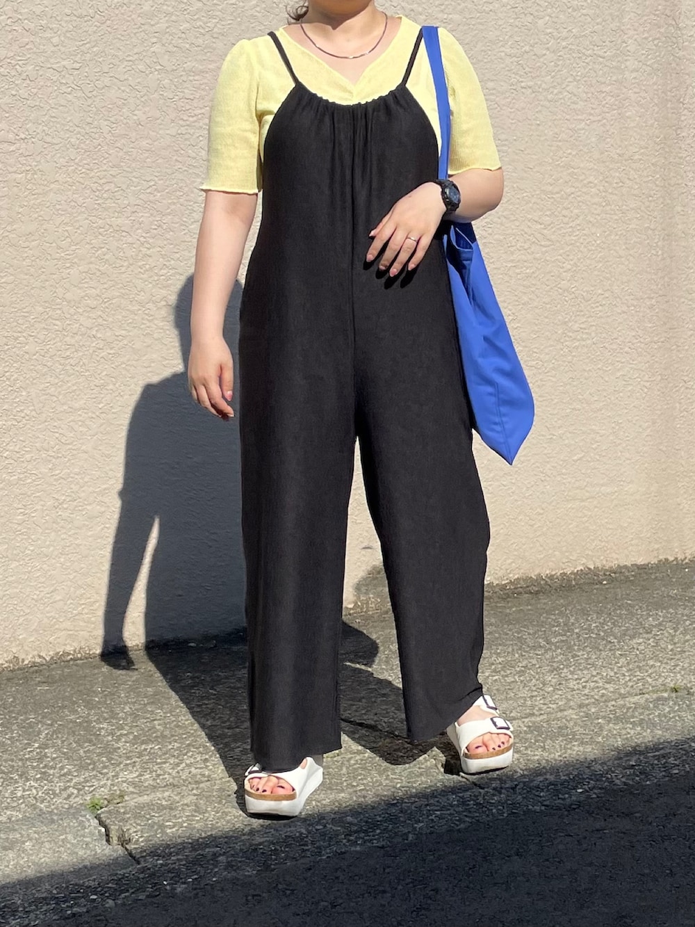 イエロー系のTシャツ/カットソー、ブラック系のサロペット/オーバーオール、ブルー系のトートバッグを着用したレディースの夏コーディネートの2枚目の写真