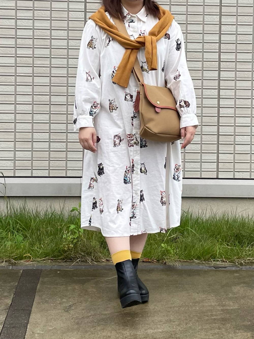 ベージュ系のショルダーバッグ、イエロー系のニット/セーターを着用したレディースの秋コーディネートの3枚目の写真