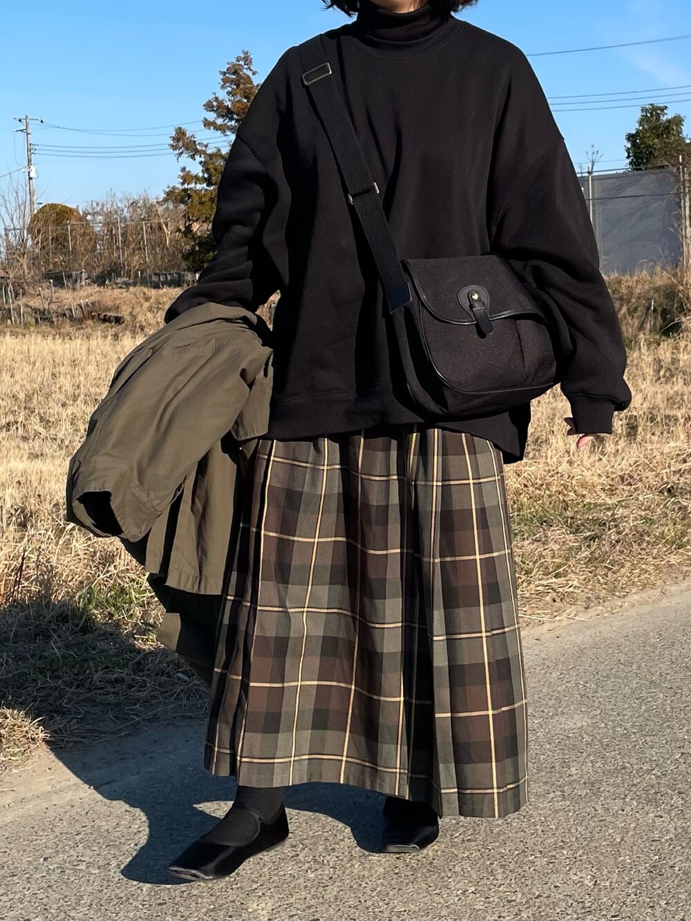 「冬コーデ、休日スタイル、きれいめカジュアル、チェック、チェックスカート、モッズコート、グリーン、スウェット、タートルネック、ワントーンコーデ、ブラック、カンフーシューズ、低身長、プチプラ、ミリタリー」｜「GUのアイテム（モッズコート、グリーン系）」を使った、maru☺︎さん（レディース・153cm）の冬コーディネートの2枚目の写真