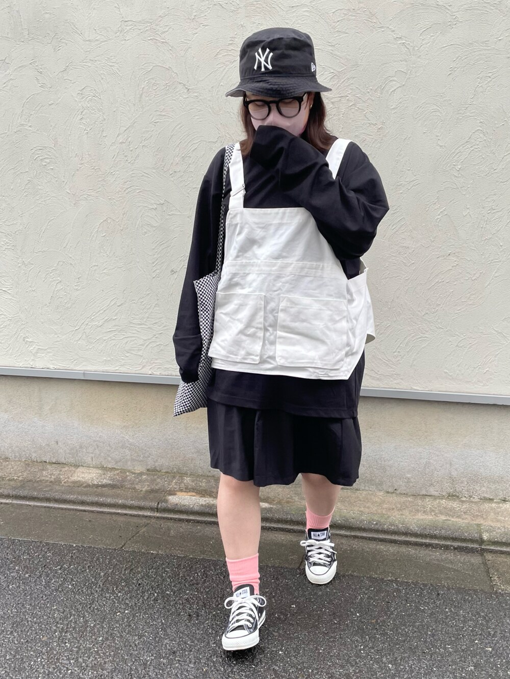 ブラック系のスニーカー、ブラック系のハットを着用したレディースの夏コーディネートの2枚目の写真