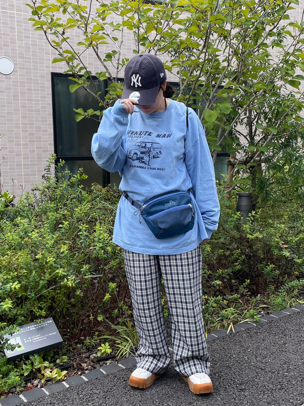 ブルー系のその他パンツ、ホワイト系のスニーカー、ブルー系のボディバッグ/ウエストポーチを着用したレディースの春コーディネートの2枚目の写真