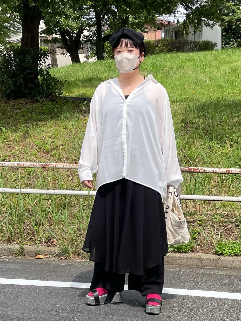 ホワイト系のバッグ、ブラック系のその他パンツ、ブラック系のヘアバンドを着用したレディースの夏コーディネートの3枚目の写真