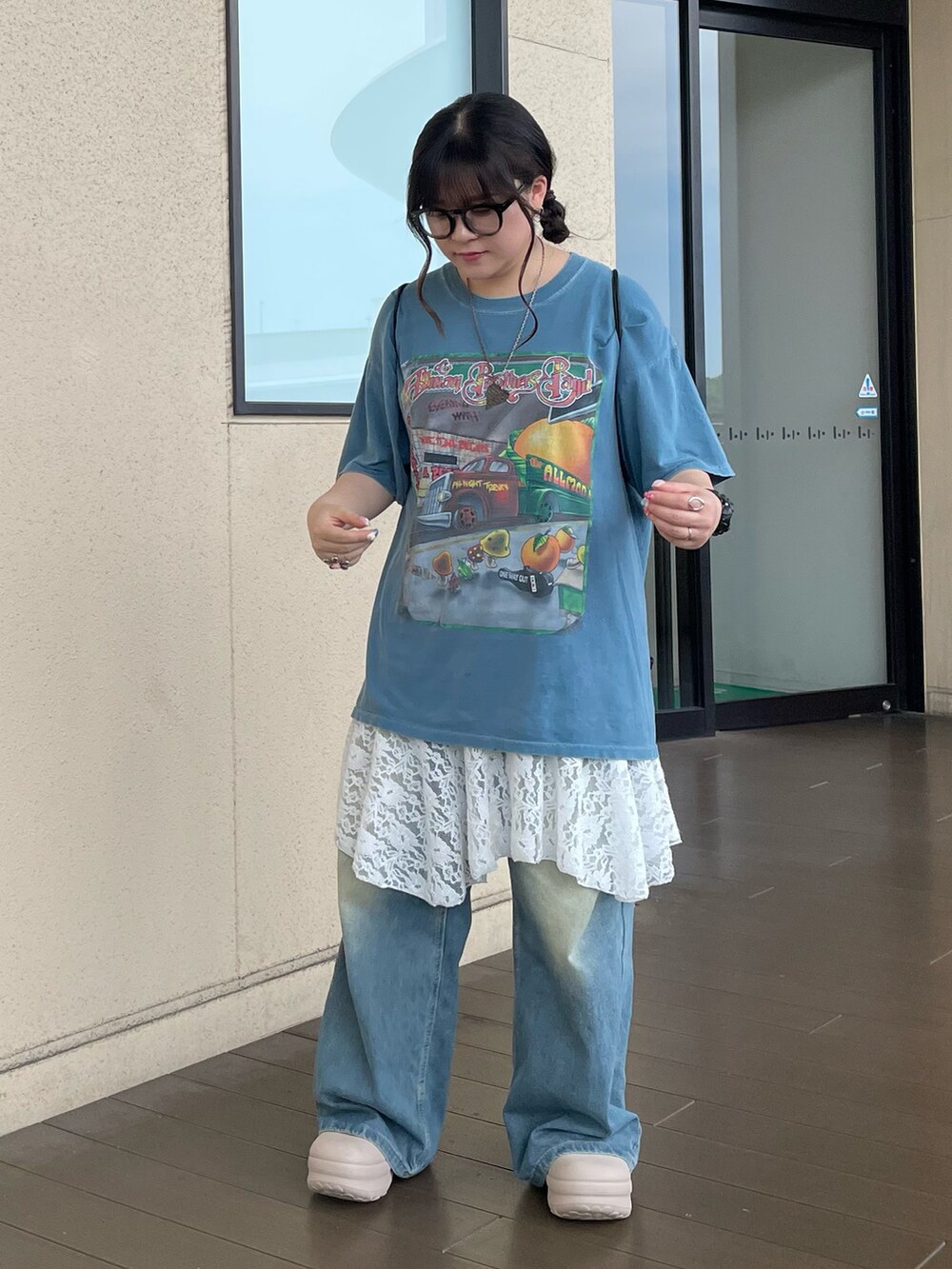ブルー系のTシャツ/カットソー、ブルー系のデニムパンツ、ベージュ系のサンダルを着用したレディースの夏コーディネートの2枚目の写真