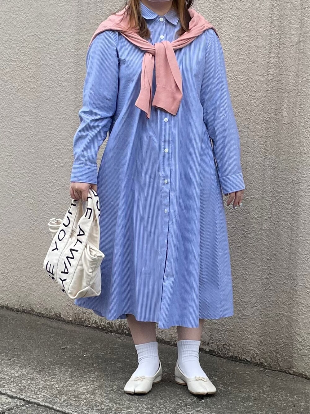 ホワイト系のバッグ、ホワイト系のパンプスを着用したレディースの春コーディネートの2枚目の写真