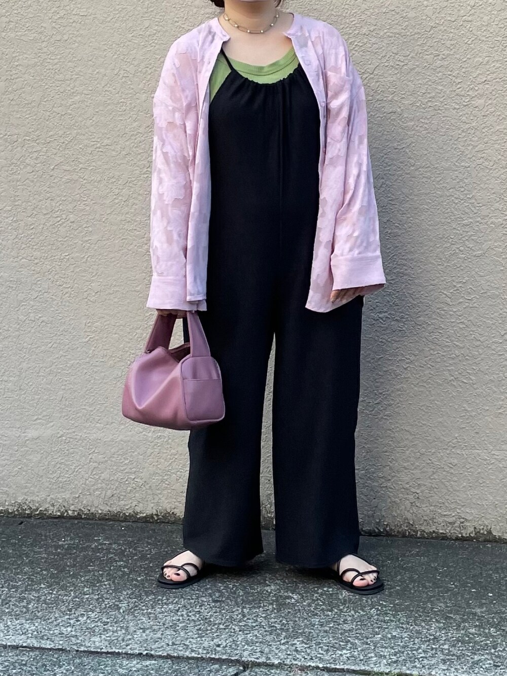 ピンク系のシャツ/ブラウス、ブラック系のサロペット/オーバーオール、ピンク系のボストンバッグを着用したレディースの夏コーディネートの3枚目の写真