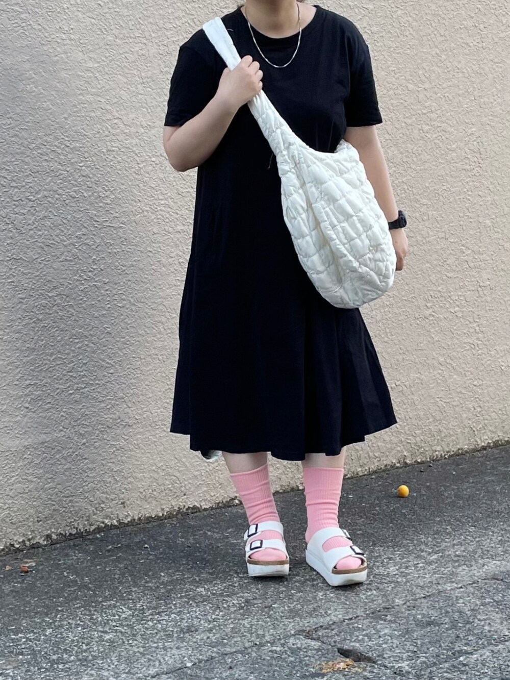 ブラック系のワンピース/ドレス、ホワイト系のサンダル、シルバー系のネックレスを着用したレディースの夏コーディネートの3枚目の写真