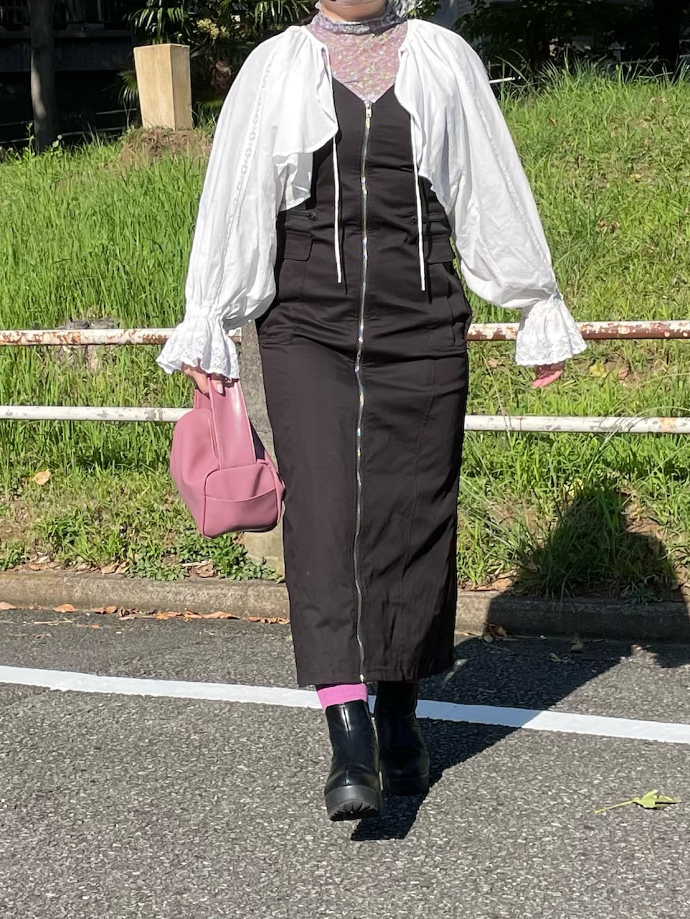 ホワイト系のシャツ/ブラウス、パープル系のトップス、ブラック系のジャンパースカートを着用したレディースの秋コーディネートの2枚目の写真