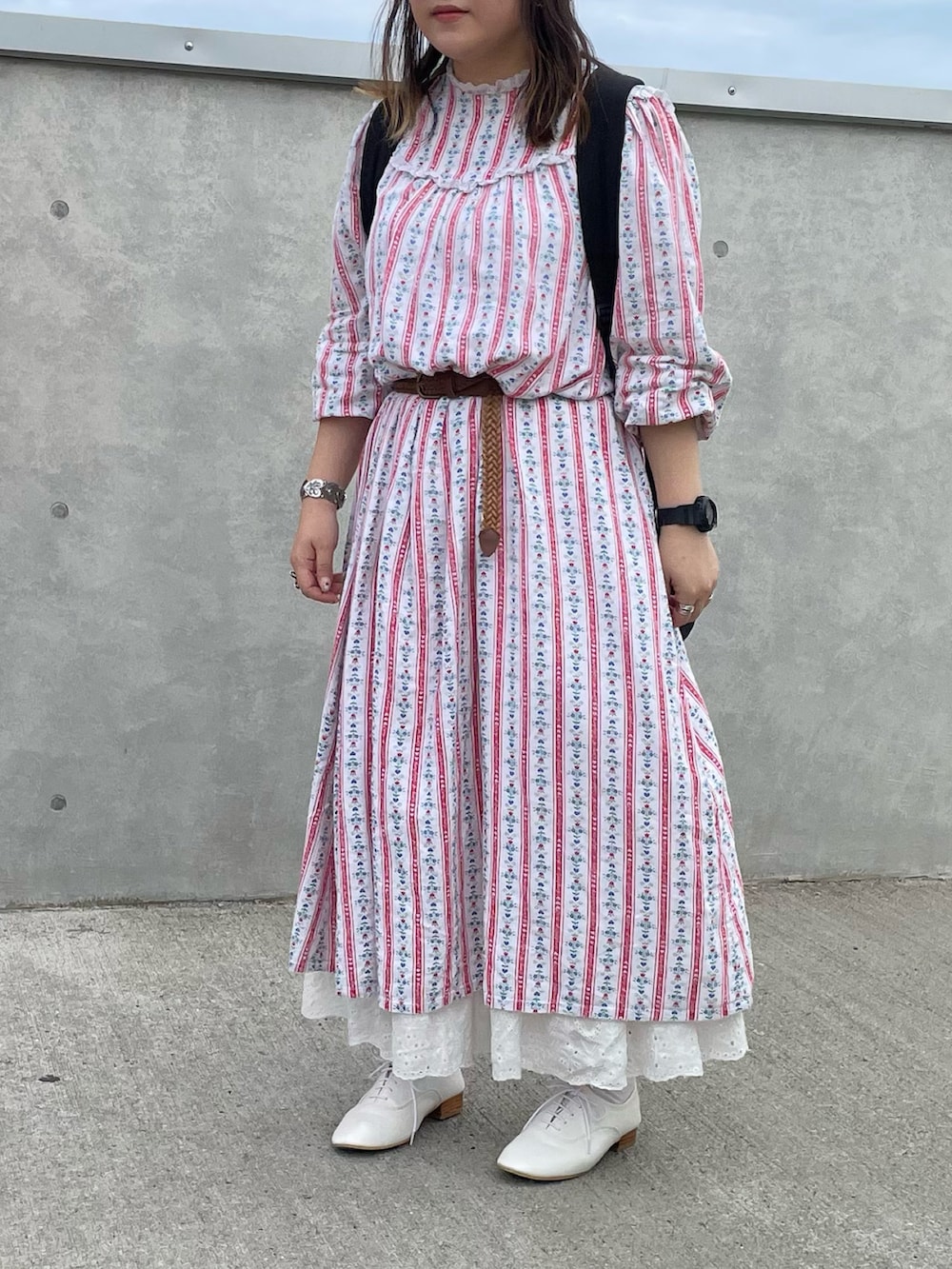 ピンク系のワンピース/ドレス、ホワイト系のドレスシューズ、ホワイト系のスカートを着用したレディースの夏コーディネートの2枚目の写真