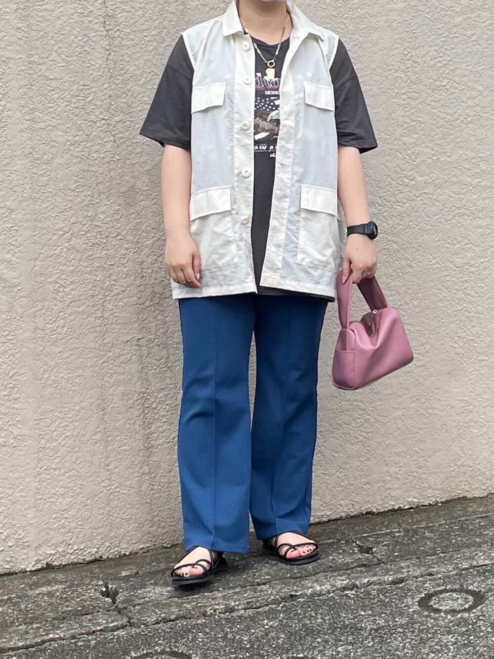 グレー系のTシャツ/カットソー、ピンク系のボストンバッグを着用したレディースの夏コーディネートの3枚目の写真