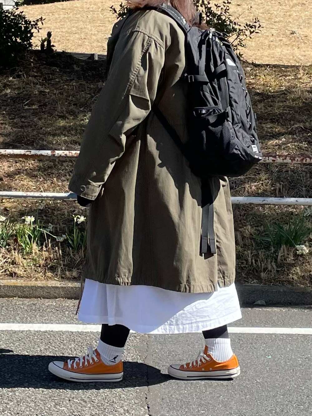 「モッズコート、ロゴスウェット、スウェット、シャツワンピ、レイヤードスタイル、コンバース、converse、オレンジコンバース、THE NORTH FACE、バックパック、リュック、きれいめカジュアル、休日スタイル、低身長」｜「FREAK'S STOREのWEB限定 ビッグシルエット 刺繍カレッジロゴ クルーネックスウェット/CALIFORNIA（スウェット、ブラック系）」を使った、maru☺︎さん（レディース・153cm）の冬コーディネートの3枚目の写真