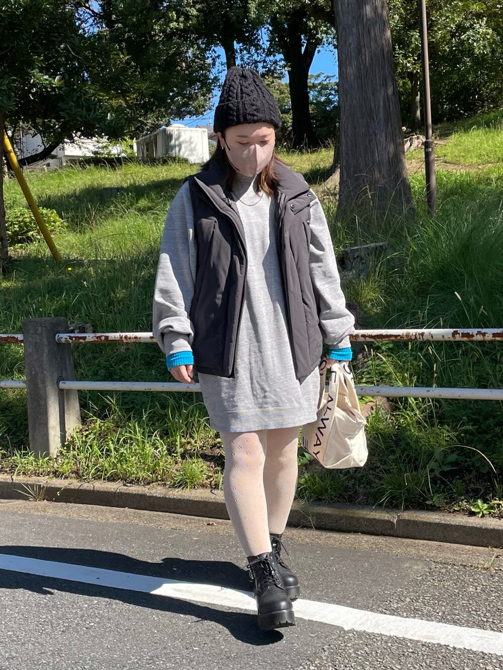 「秋コーデ、きれいめカジュアル、休日スタイル、低身長、オーバーサイズ、ビッグシルエット、ゆるコーデ、ニット帽、ベスト、スウェット、スウェットワンピース、アームウォーマー、Ungrid、ショートブーツ、モノトーン」｜「Woodsの【Fine 2月号掲載】【WOODS / ウッズ】リサイクルダウンフィールドベスト（ダウンベスト、ブラック系）」を使った、maru☺︎さん（レディース・153cm）の秋コーディネートの2枚目の写真